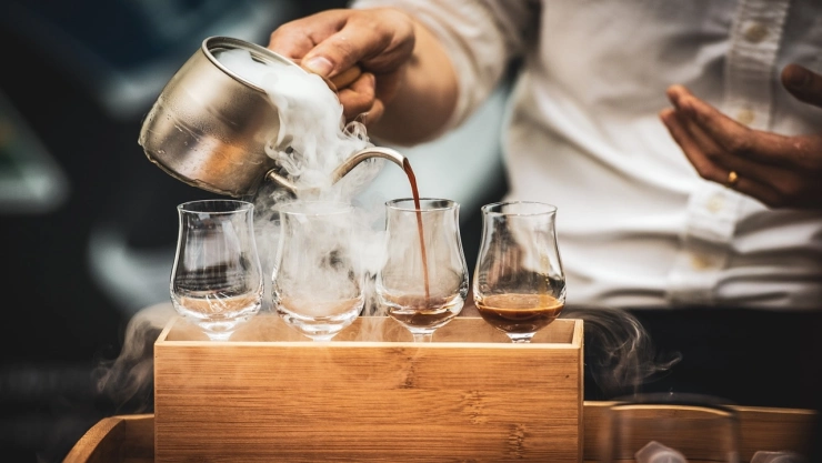 Las severas sequías en Brasil y Vietnam han impactado la producción de café, generando escasez y aumento de precios.