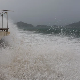 Las olas azotan la costa mientras el huracán Simón se acerca a la costa del Pacífico mexicano, trayendo consigo fuertes lluvias y vientos intensos a Manzanillo, México, el 11 de octubre de 2026.