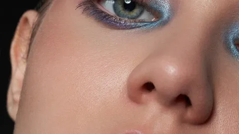 El contraste entre sombras rosas y azules está en tendencia en primavera