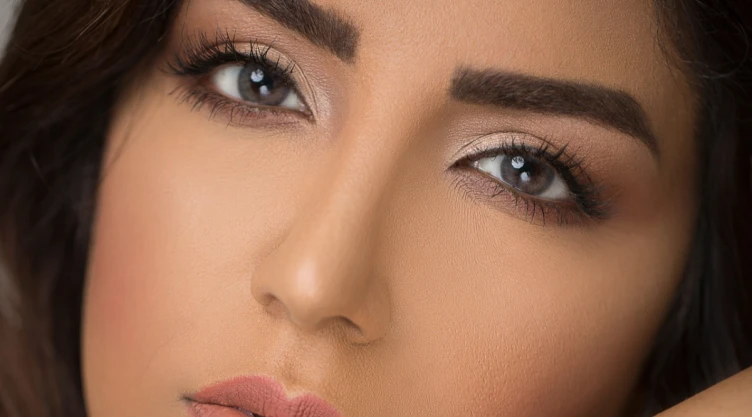 /estilo-de-vida/expertos-cejas-coinciden-rostro-joven-natural-cejas-no-pueden-ser-iguales