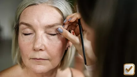 Las 3 mejores técnicas de maquillaje para pieles maduras y con arrugas, según la IA.jpg