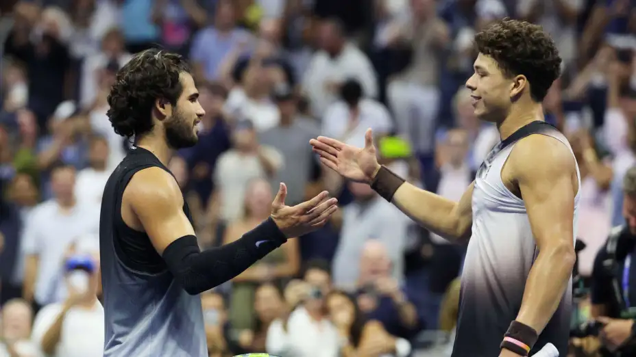 Carlos Alcaraz felicita a Ben Shelton tras su victoria en los cuartos de final del US Open.