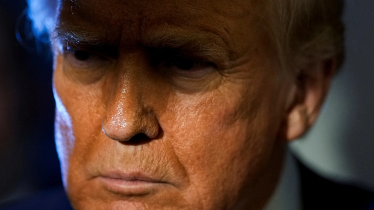 Trump anuncia aranceles del 10 % para todas las importaciones. Descubre quién pagará estos costos y cómo afectarán la economía de Estados Unidos.