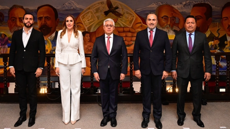 Cristóbal Castañeda Camarillo (al centro).