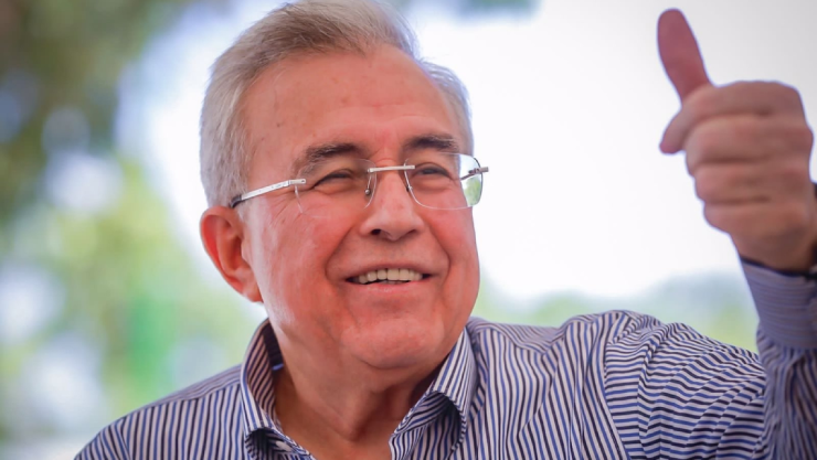 Rubén Rocha y funcionario