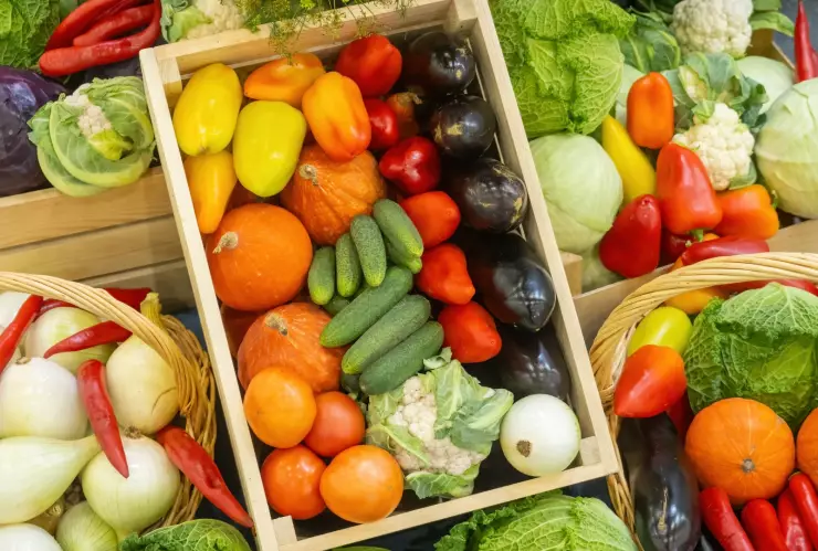 Varios vegetales y verduras en canastas.
