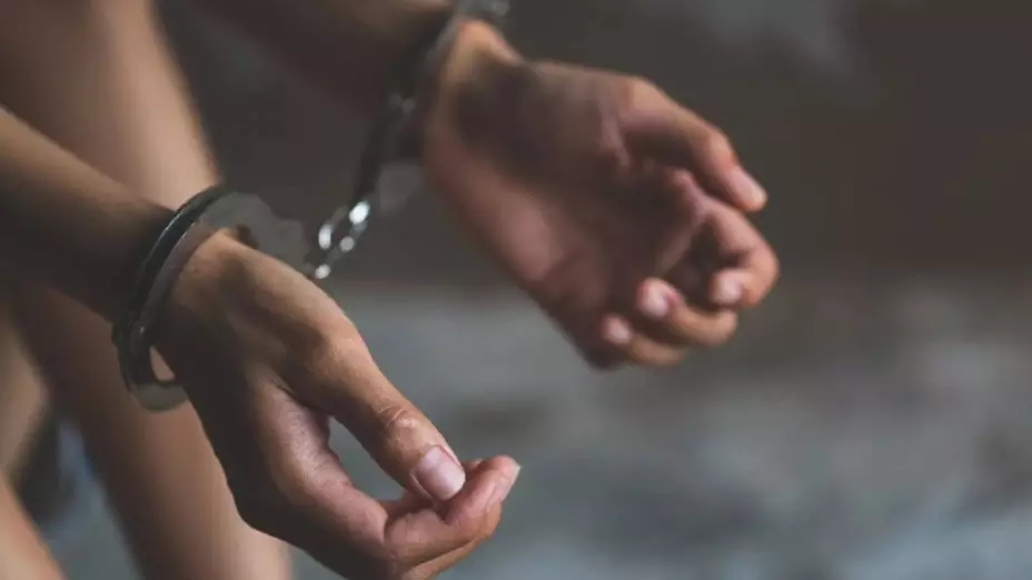 Trabajadora de salud mental es encontrada MUERTA en su casa; niña de 13 años es la sospechosa del crimen