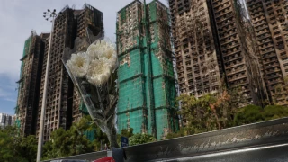 ramo de flores frente a edificios