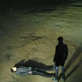Por fin Min Joon se defendió y le puso un alto a Jae-Kyung, quien le disparó en varias ocasiones.