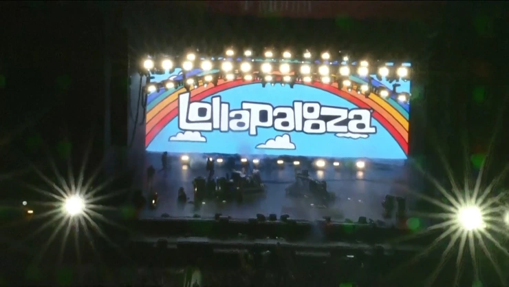 Luego de un año de ausencia regresó el festival de música Lollapalooza. Cerca de 600 personas que no mostraron prueba de vacunación o resultados de pruebas de coronavirus no pudieron ingresar. El evento durará hasta el 2 de agosto y se espera que esté a su máximo aforo, con unas 100,000 personas diarias.
