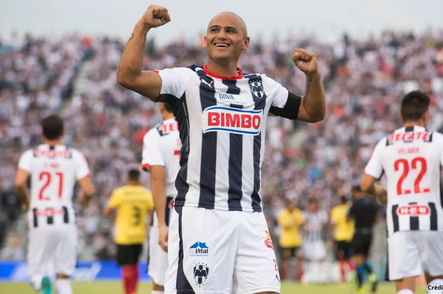 4 futbolistas chilenos méxico chupete suazo.jpg