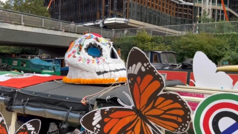 VIDEO-Trajinera-de-Xochimilco-llega-a-los-canales-Londres