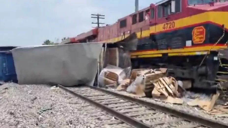 Tráiler intenta ganarle el paso al tren y termina destrozado en Monterrey