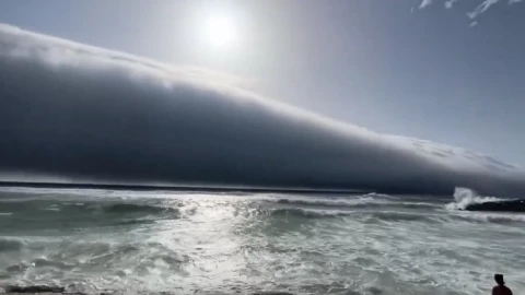 VIDEO | Tsunami de nubes aparece en playas de Portugal; ¿qué fenómeno es?