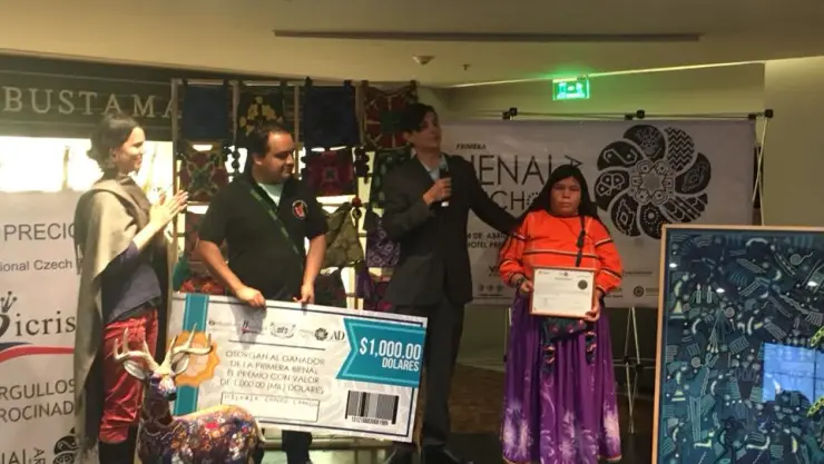 Hilaria Chávez gana la Primera Bienal de Arte Huichol