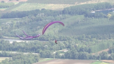 Festival aéreo en los alpes franceses; es la Copa Ícaro.