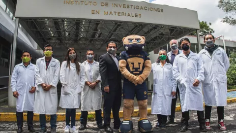 Personal del Instituto de Investigaciones en Materiales que realizó el cubrebocas SakCu.
