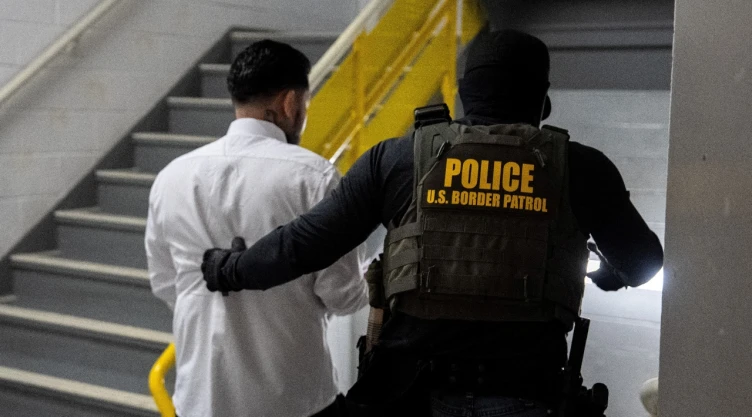 “Operación Caballo de Troya” sorprende a migrantes en LA. Redadas sin orden judicial desatan alarma y denuncias de violaciones de derechos.