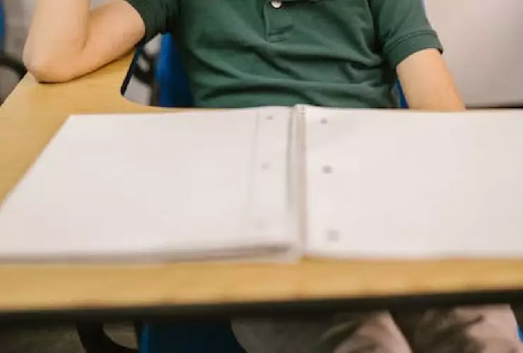 Maestro de secundaria pide de tarea que escriban fantasías sexuales