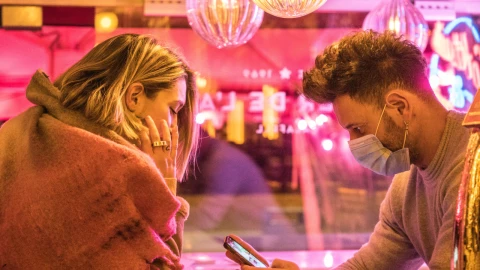 No hagas poses que puedan alejar a la otra persona en tu cita