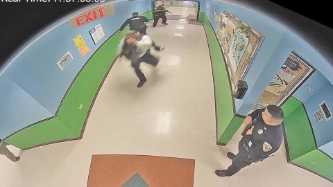 Policía de Uvalde se mensajeaba con su esposa que estaba en el salón.