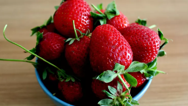 ¿Qué pasa si le quitas el tallo a una fresa antes de desinfectarla?