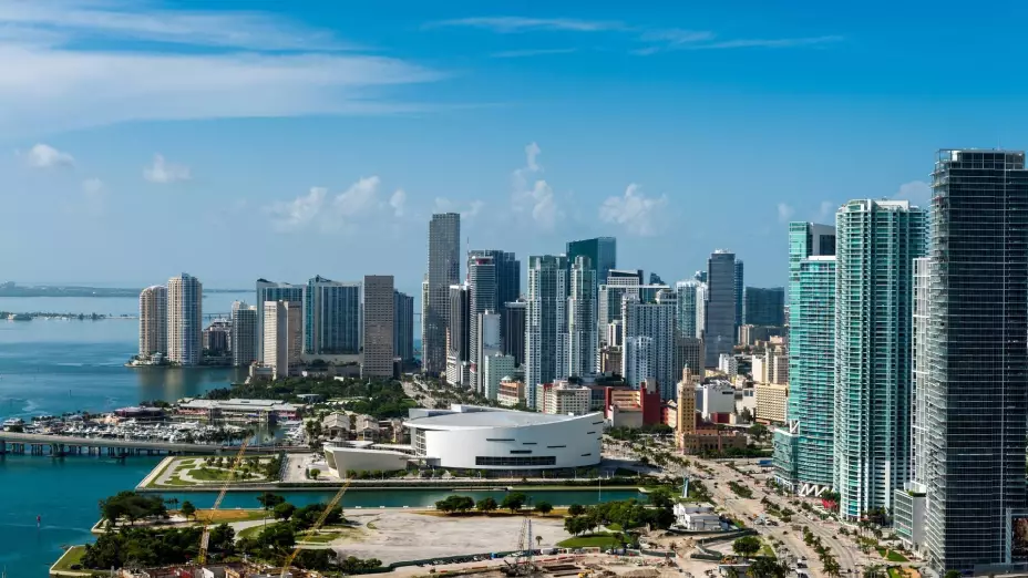 La moderna ciudad de Miami en Florida ofrece oportunidades laborales de forma remota