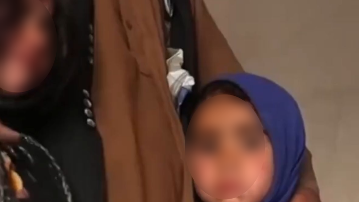 hombre afgano quiere vender a una de su gemelas.png