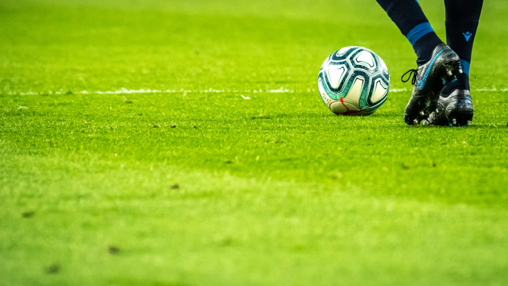Futbolista fue declarado muerto tras desplomarse en la cancha y revive en la morgue