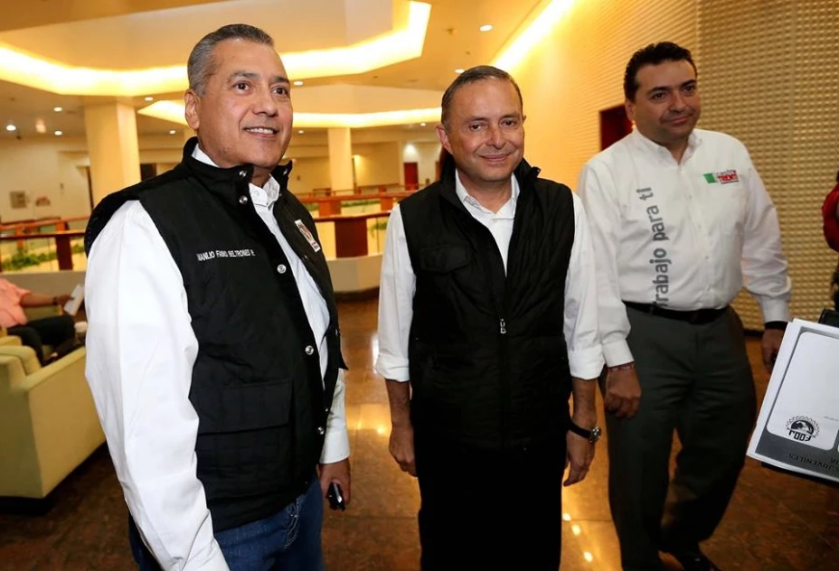 Manlio Fabio Beltrones junto al candidato a gobernador de Baja California, Fernando Castro Trenti