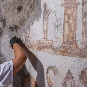 Trabajadores restauran la vivienda de Marcus Fabius Rufus en Pompeya.