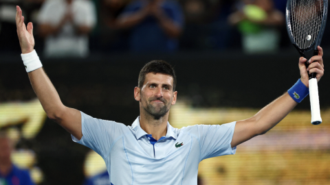 Novak Djokovic gana en el Abierto de Australia