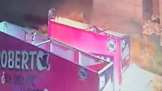 VIDEO: Momento exacto donde lanzan bombas molotov a vehículos del PAN en Querétaro