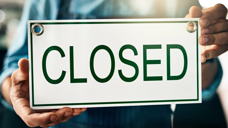 Cartel de “cerrado” en una tienda