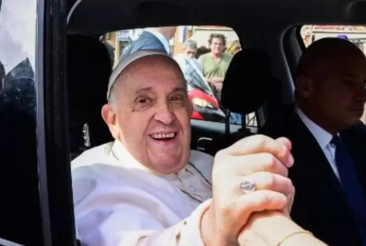 “Todavía estoy vivo” El Papa Francisco salió del hospital