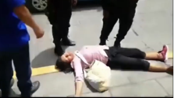 Video Ladrona finge desmayo, aplica el método del tlacuache