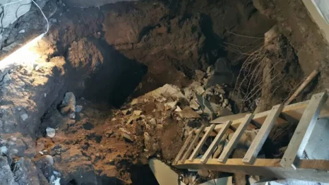 Enorme socavón en Sinaloa se “traga” a joven que dormía en su sala