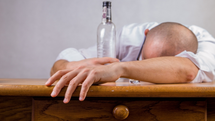 síntomas por ingerir alcohol adulterado