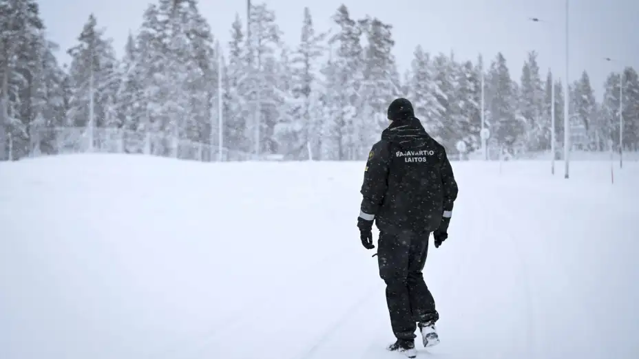 Guardia fronterizo finlandés en el cruce fronterizo Raja-Jooseppi.