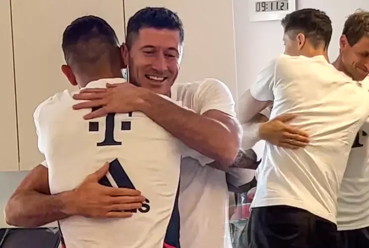 Robert Lewandowski despidiéndose de sus compañeros del Bayern Munich