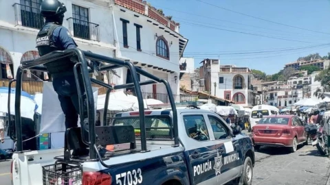 Elementos de seguridad llegaron en camionetas para llevarse a los detenidos.