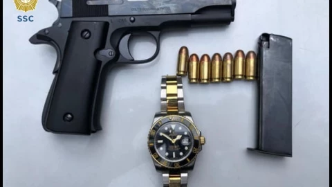 reloj y arma asegurados.jpg