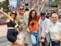 Nadia Ferreira con amigos..jpg