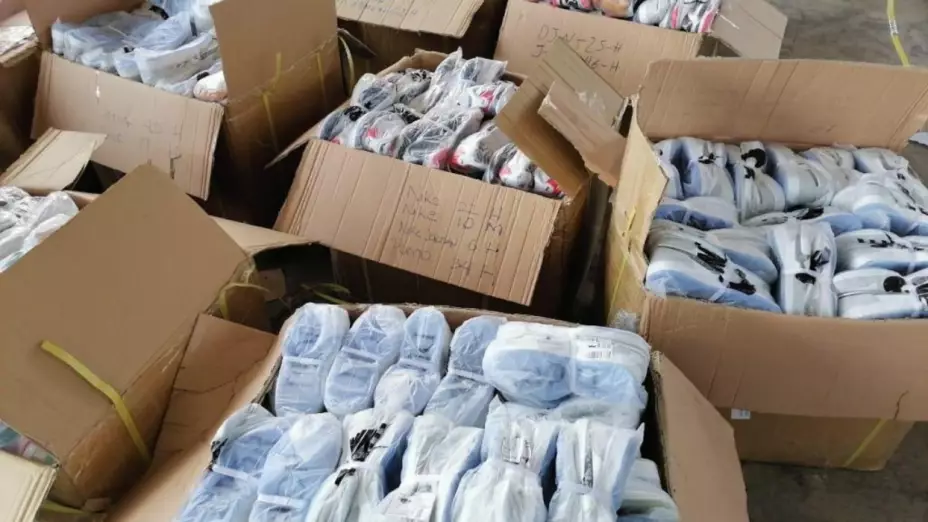 Aduanas frena ingreso ilegal de tenis y celulares en el AICM. 