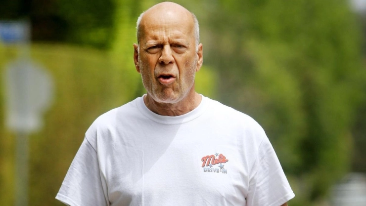 Bruce Willis de 68 años de edad reaparece en una foto subida por su hija Scout LaRue