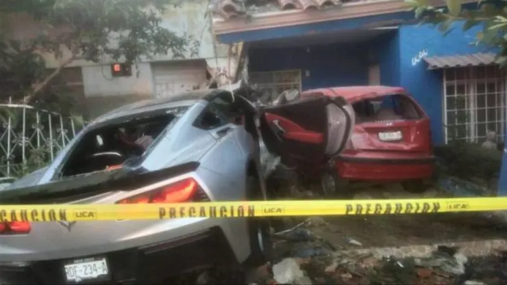 Mujer estrella el carro deportivo de su ex novio tras discusión