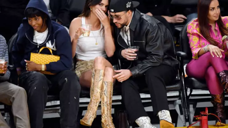 Bad Bunny y Kendall Jenner se besan en concierto de Drake