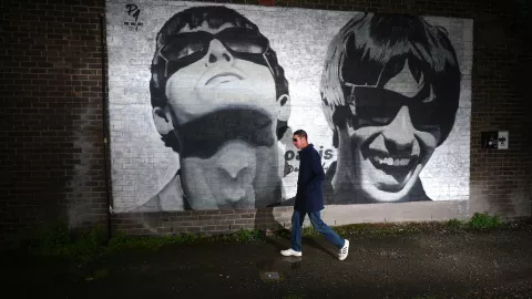 Gira Oasis Zak Starkey.jpg