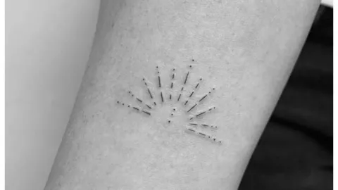 corzon tatuaje minimalista sol