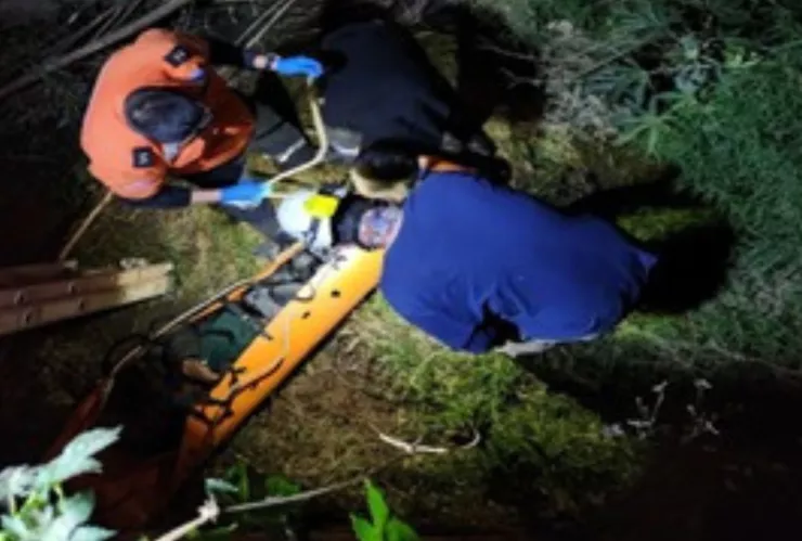 Cae un adulto mayor dentro de un canal de aguas negras; cuál es su estado de salud